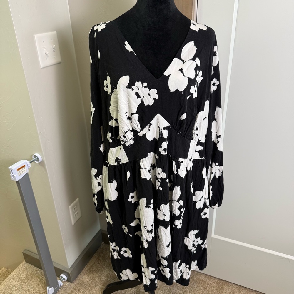 Ava & Viv Long Sleeve Puff Flowy‎ Black White Floral V-Neck Light Dress Pockets